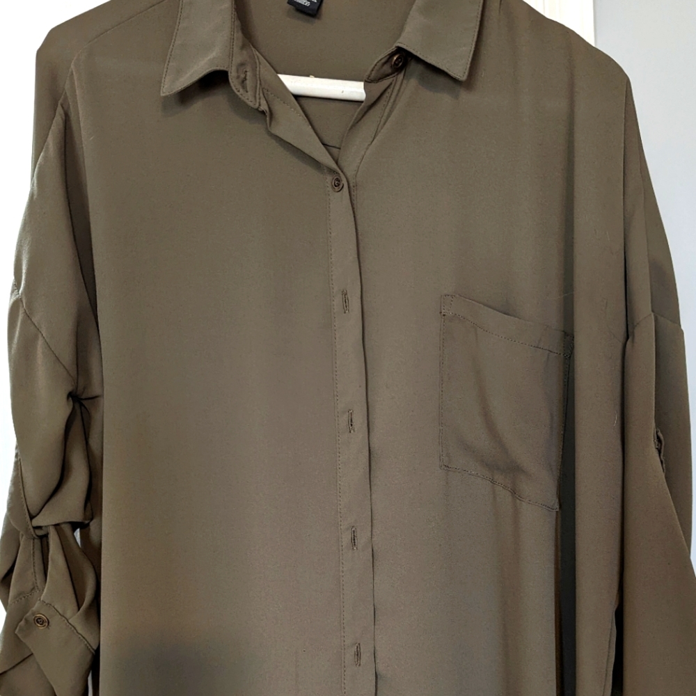 Forever 21 women's size S silky bottom blouse with 3/4 length sleeves